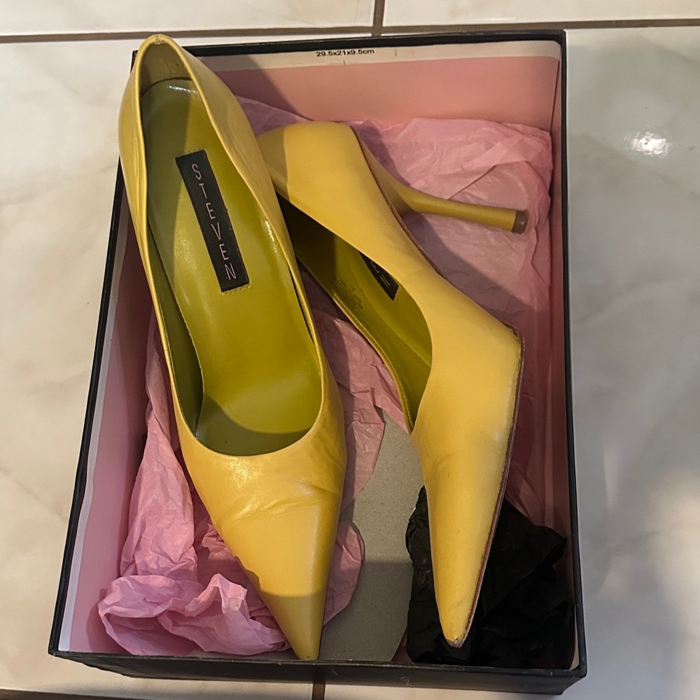 Seven7 Women's Bright Yellow Heels